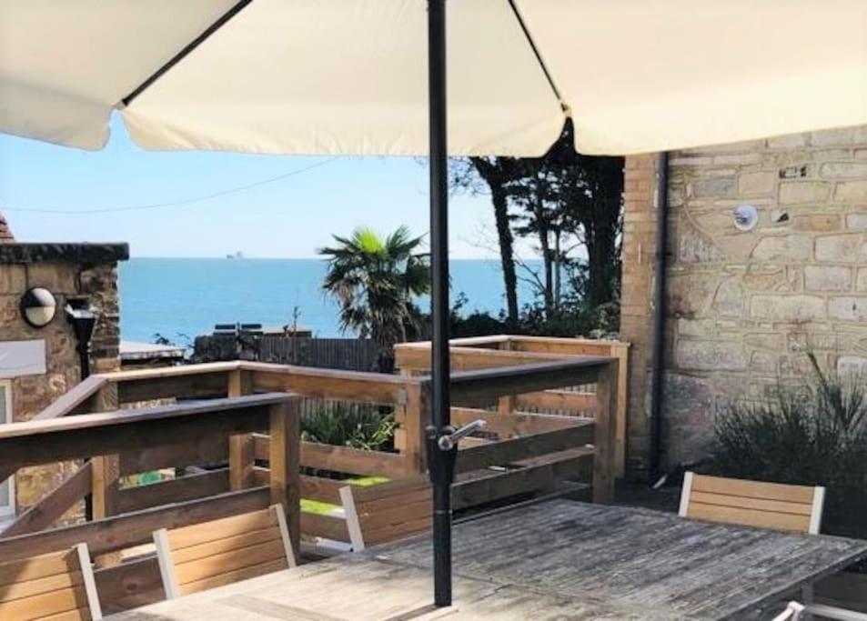 The Old Boat House, Seaview - Seafront Three Bedroom Cottage With Separate Two Bedroom Annexe Exterior foto